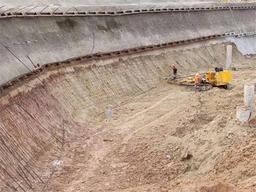 色达基坑边坡加固